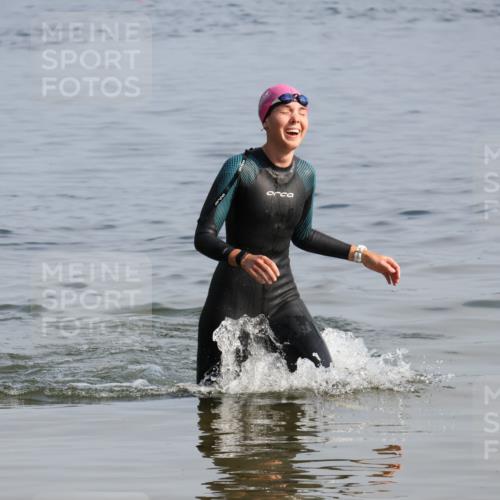 15.06.2025 - 27. Vierlanden-Triathlon Lena Gebhardt http://msf.ph/oto/8048298 15.06.2025 09:01:44 Schwimmen 206, 242 meine-sportfotos.de