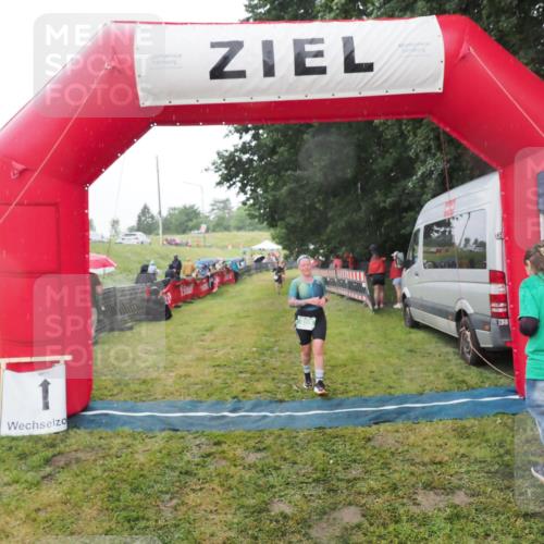 21.06.2025 - 27. Vierlanden-Triathlon MichiJ http://msf.ph/oto/8048299 15.06.2026 14:19:16 Ziel 905 meine-sportfotos.de