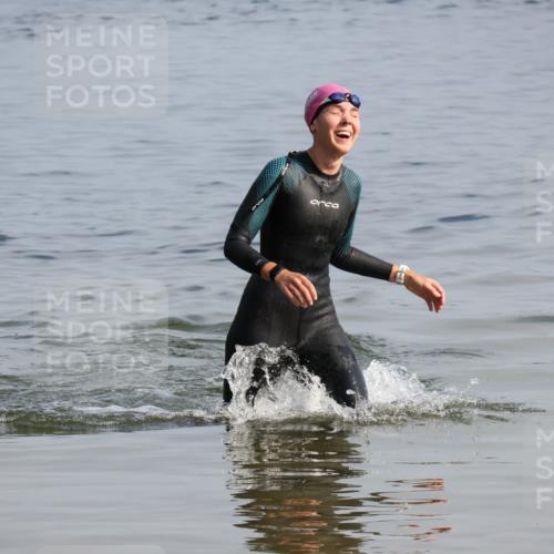 15.06.2025 - 27. Vierlanden-Triathlon Lena Gebhardt http://msf.ph/oto/8048300 15.06.2025 09:01:45 Schwimmen 206, 214, 242 meine-sportfotos.de