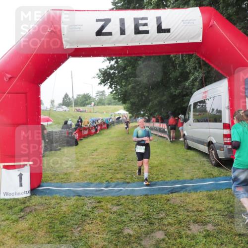 21.06.2025 - 27. Vierlanden-Triathlon MichiJ http://msf.ph/oto/8048301 15.06.2026 14:19:16 Ziel 905 meine-sportfotos.de