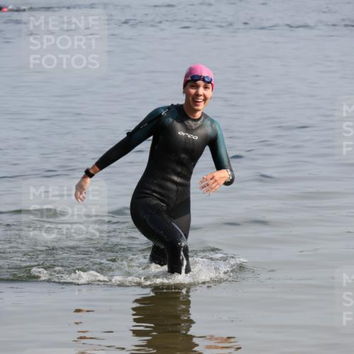 15.06.2025 - 27. Vierlanden-Triathlon Lena Gebhardt http://msf.ph/oto/8048302 15.06.2025 09:01:45 Schwimmen 206, 214, 242 meine-sportfotos.de