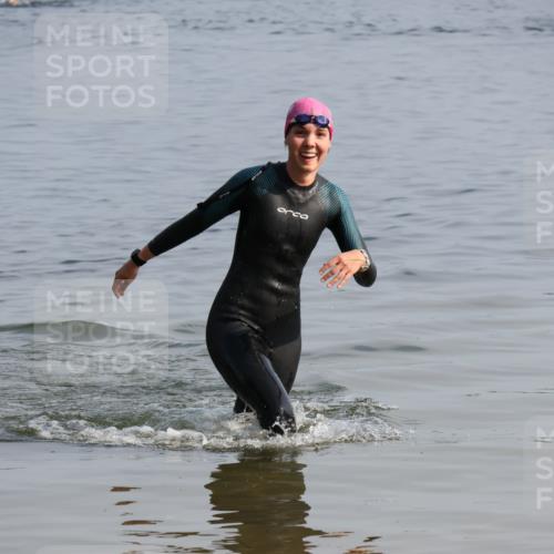 15.06.2025 - 27. Vierlanden-Triathlon Lena Gebhardt http://msf.ph/oto/8048303 15.06.2025 09:01:45 Schwimmen 206, 214, 242 meine-sportfotos.de