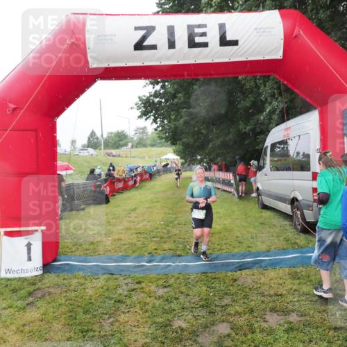 21.06.2025 - 27. Vierlanden-Triathlon MichiJ http://msf.ph/oto/8048304 15.06.2026 14:19:17 Ziel 905 meine-sportfotos.de