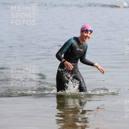15.06.2025 - 27. Vierlanden-Triathlon Lena Gebhardt http://msf.ph/oto/8048305 15.06.2025 09:01:46 Schwimmen 196, 206, 214, 242 meine-sportfotos.de