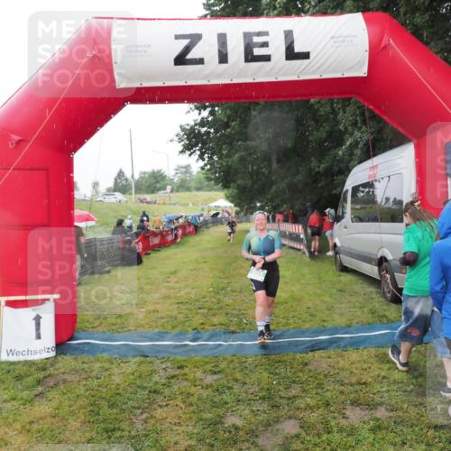 21.06.2025 - 27. Vierlanden-Triathlon MichiJ http://msf.ph/oto/8048306 15.06.2026 14:19:17 Ziel 905 meine-sportfotos.de