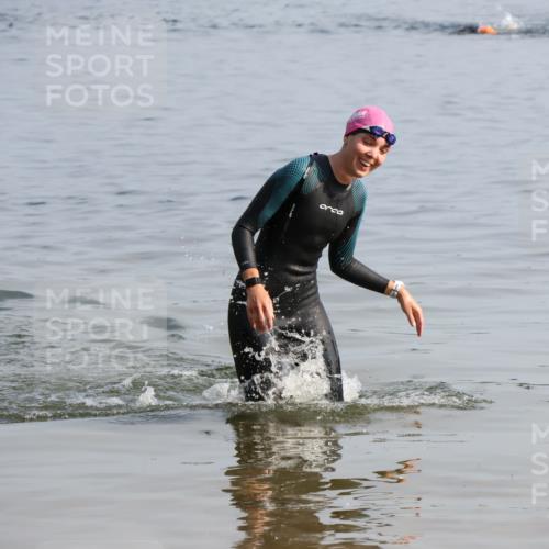 15.06.2025 - 27. Vierlanden-Triathlon Lena Gebhardt http://msf.ph/oto/8048307 15.06.2025 09:01:46 Schwimmen 196, 206, 214, 242 meine-sportfotos.de