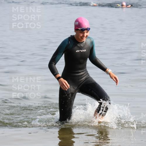 15.06.2025 - 27. Vierlanden-Triathlon Lena Gebhardt http://msf.ph/oto/8048308 15.06.2025 09:01:47 Schwimmen 196, 206, 214, 242 meine-sportfotos.de