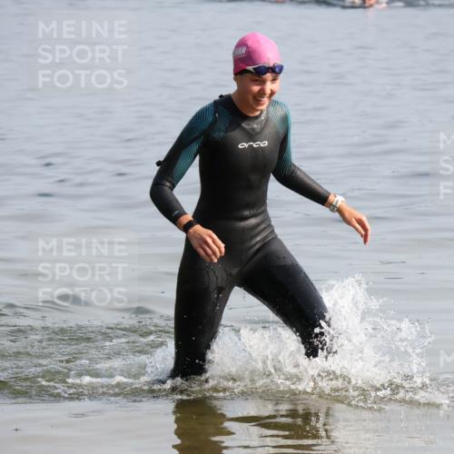 15.06.2025 - 27. Vierlanden-Triathlon Lena Gebhardt http://msf.ph/oto/8048310 15.06.2025 09:01:47 Schwimmen 196, 206, 214, 242 meine-sportfotos.de