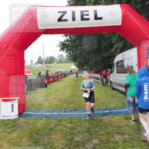 21.06.2025 - 27. Vierlanden-Triathlon MichiJ http://msf.ph/oto/8048311 15.06.2026 14:19:17 Ziel 905 meine-sportfotos.de
