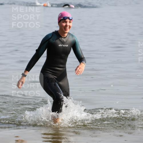 15.06.2025 - 27. Vierlanden-Triathlon Lena Gebhardt http://msf.ph/oto/8048312 15.06.2025 09:01:48 Schwimmen 196, 206, 214, 242 meine-sportfotos.de