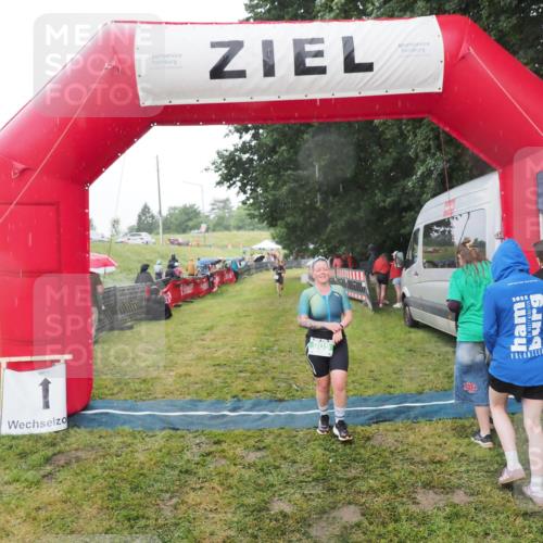 21.06.2025 - 27. Vierlanden-Triathlon MichiJ http://msf.ph/oto/8048313 15.06.2026 14:19:17 Ziel 905 meine-sportfotos.de