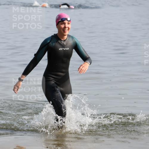 15.06.2025 - 27. Vierlanden-Triathlon Lena Gebhardt http://msf.ph/oto/8048314 15.06.2025 09:01:48 Schwimmen 196, 206, 214, 242 meine-sportfotos.de