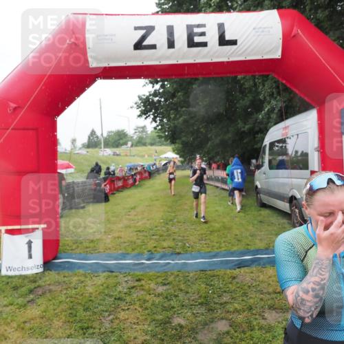 21.06.2025 - 27. Vierlanden-Triathlon MichiJ http://msf.ph/oto/8048315 15.06.2026 14:19:22 Ziel 905, 1181, 1203 meine-sportfotos.de