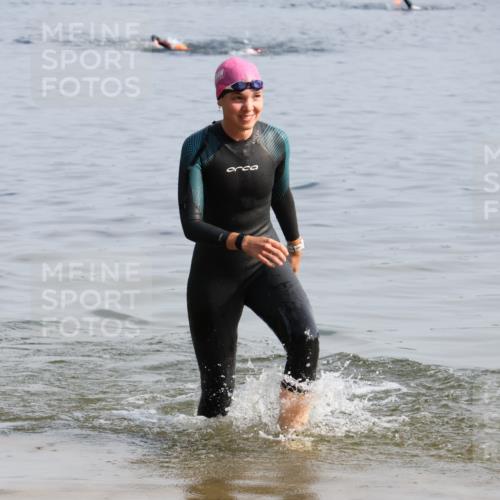 15.06.2025 - 27. Vierlanden-Triathlon Lena Gebhardt http://msf.ph/oto/8048316 15.06.2025 09:01:48 Schwimmen 196, 206, 214, 242 meine-sportfotos.de