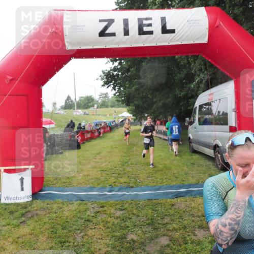21.06.2025 - 27. Vierlanden-Triathlon MichiJ http://msf.ph/oto/8048317 15.06.2026 14:19:22 Ziel 905, 1181, 1203 meine-sportfotos.de