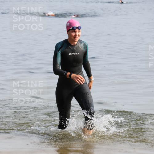 15.06.2025 - 27. Vierlanden-Triathlon Lena Gebhardt http://msf.ph/oto/8048318 15.06.2025 09:01:48 Schwimmen 196, 206, 214, 242 meine-sportfotos.de