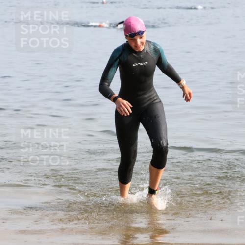 15.06.2025 - 27. Vierlanden-Triathlon Lena Gebhardt http://msf.ph/oto/8048319 15.06.2025 09:01:49 Schwimmen 196, 206, 214, 242 meine-sportfotos.de