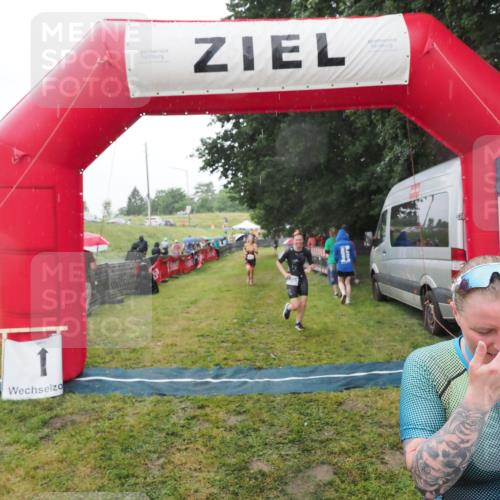 21.06.2025 - 27. Vierlanden-Triathlon MichiJ http://msf.ph/oto/8048320 15.06.2026 14:19:22 Ziel 905, 1181, 1203 meine-sportfotos.de