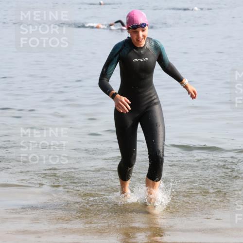 15.06.2025 - 27. Vierlanden-Triathlon Lena Gebhardt http://msf.ph/oto/8048321 15.06.2025 09:01:50 Schwimmen 196, 206, 214, 242 meine-sportfotos.de