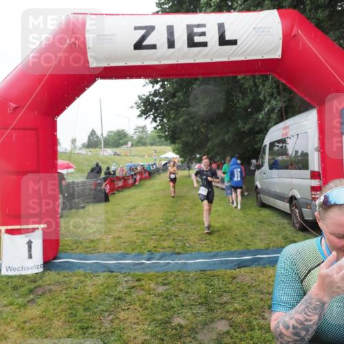 21.06.2025 - 27. Vierlanden-Triathlon MichiJ http://msf.ph/oto/8048322 15.06.2026 14:19:22 Ziel 905, 1181, 1203 meine-sportfotos.de