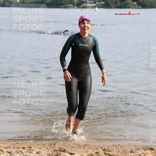 15.06.2025 - 27. Vierlanden-Triathlon Lena Gebhardt http://msf.ph/oto/8048323 15.06.2025 09:01:50 Schwimmen 196, 206, 214, 242 meine-sportfotos.de
