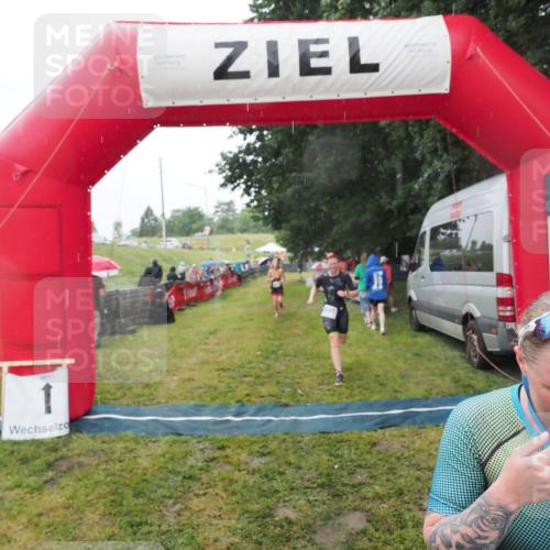 21.06.2025 - 27. Vierlanden-Triathlon MichiJ http://msf.ph/oto/8048324 15.06.2026 14:19:22 Ziel 905, 1181, 1203 meine-sportfotos.de