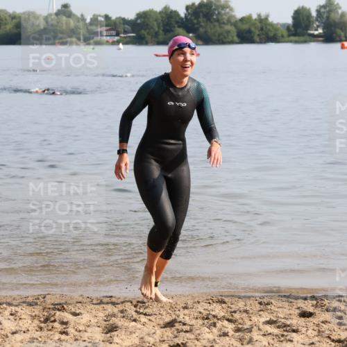 15.06.2025 - 27. Vierlanden-Triathlon Lena Gebhardt http://msf.ph/oto/8048326 15.06.2025 09:01:51 Schwimmen 196, 206, 214, 242 meine-sportfotos.de