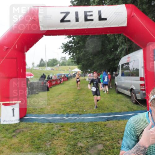 21.06.2025 - 27. Vierlanden-Triathlon MichiJ http://msf.ph/oto/8048327 15.06.2026 14:19:22 Ziel 905, 1181, 1203 meine-sportfotos.de