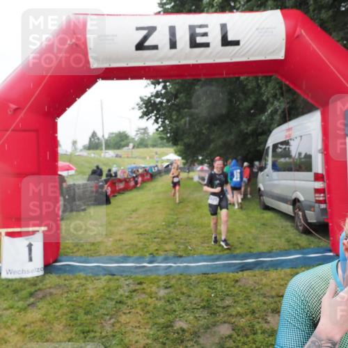 21.06.2025 - 27. Vierlanden-Triathlon MichiJ http://msf.ph/oto/8048329 15.06.2026 14:19:23 Ziel 905, 1181, 1203 meine-sportfotos.de