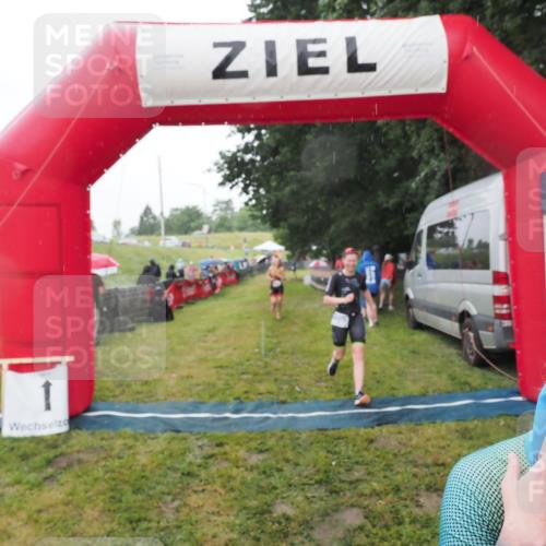 21.06.2025 - 27. Vierlanden-Triathlon MichiJ http://msf.ph/oto/8048331 15.06.2026 14:19:23 Ziel 905, 1181, 1203 meine-sportfotos.de