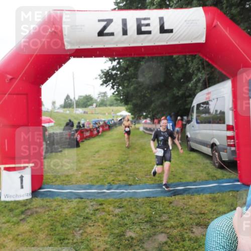 21.06.2025 - 27. Vierlanden-Triathlon MichiJ http://msf.ph/oto/8048333 15.06.2026 14:19:23 Ziel 905, 1181, 1203 meine-sportfotos.de