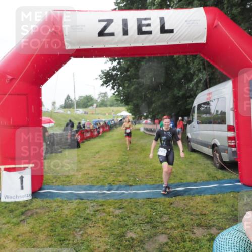 21.06.2025 - 27. Vierlanden-Triathlon MichiJ http://msf.ph/oto/8048335 15.06.2026 14:19:23 Ziel 905, 1181, 1203 meine-sportfotos.de