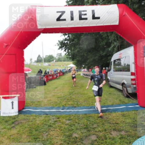 21.06.2025 - 27. Vierlanden-Triathlon MichiJ http://msf.ph/oto/8048337 15.06.2026 14:19:23 Ziel 905, 1181, 1203 meine-sportfotos.de