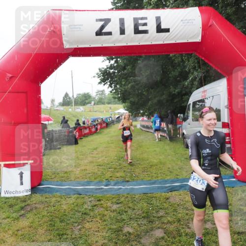 21.06.2025 - 27. Vierlanden-Triathlon MichiJ http://msf.ph/oto/8048339 15.06.2026 14:19:25 Ziel 1181, 1203 meine-sportfotos.de