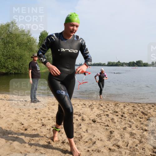 15.06.2025 - 27. Vierlanden-Triathlon Lena Gebhardt http://msf.ph/oto/8048340 15.06.2025 09:01:54 Schwimmen 196, 206, 214, 242 meine-sportfotos.de
