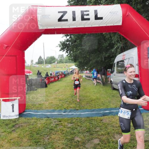 21.06.2025 - 27. Vierlanden-Triathlon MichiJ http://msf.ph/oto/8048342 15.06.2026 14:19:25 Ziel 1181, 1203 meine-sportfotos.de