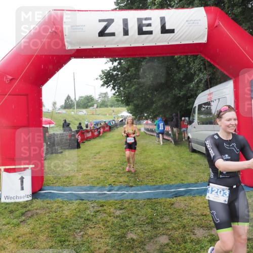 21.06.2025 - 27. Vierlanden-Triathlon MichiJ http://msf.ph/oto/8048344 15.06.2026 14:19:25 Ziel 1181, 1203 meine-sportfotos.de