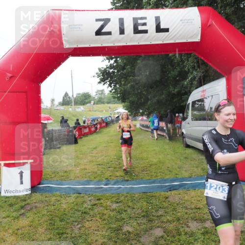 21.06.2025 - 27. Vierlanden-Triathlon MichiJ http://msf.ph/oto/8048346 15.06.2026 14:19:25 Ziel 1181, 1203 meine-sportfotos.de