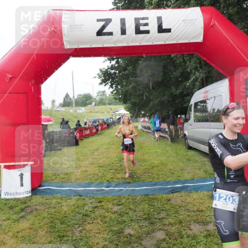21.06.2025 - 27. Vierlanden-Triathlon MichiJ http://msf.ph/oto/8048348 15.06.2026 14:19:25 Ziel 1181, 1203 meine-sportfotos.de