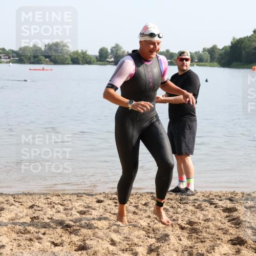 15.06.2025 - 27. Vierlanden-Triathlon Lena Gebhardt http://msf.ph/oto/8048350 15.06.2025 09:01:56 Schwimmen 196, 206, 214, 242 meine-sportfotos.de