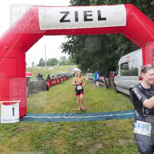 21.06.2025 - 27. Vierlanden-Triathlon MichiJ http://msf.ph/oto/8048351 15.06.2026 14:19:25 Ziel 1181, 1203 meine-sportfotos.de