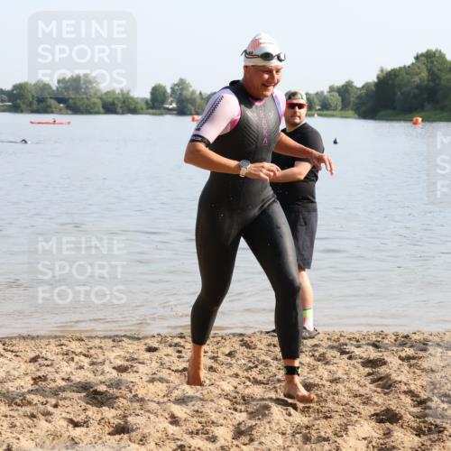 15.06.2025 - 27. Vierlanden-Triathlon Lena Gebhardt http://msf.ph/oto/8048352 15.06.2025 09:01:56 Schwimmen 196, 206, 214, 242 meine-sportfotos.de