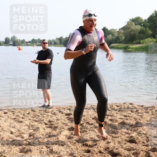 15.06.2025 - 27. Vierlanden-Triathlon Lena Gebhardt http://msf.ph/oto/8048354 15.06.2025 09:01:57 Schwimmen 196, 206, 214 meine-sportfotos.de
