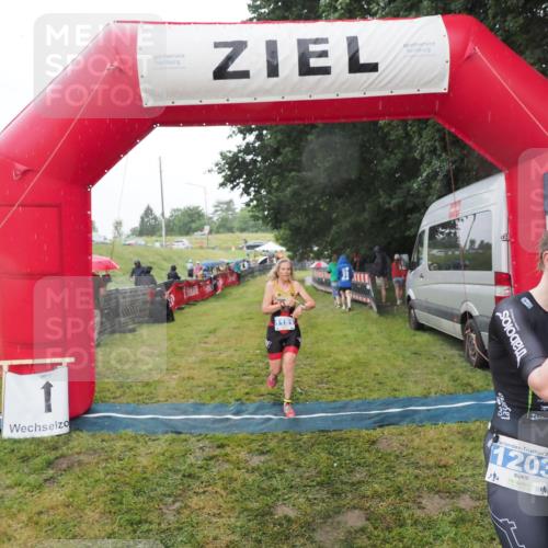 21.06.2025 - 27. Vierlanden-Triathlon MichiJ http://msf.ph/oto/8048355 15.06.2026 14:19:25 Ziel 1181, 1203 meine-sportfotos.de