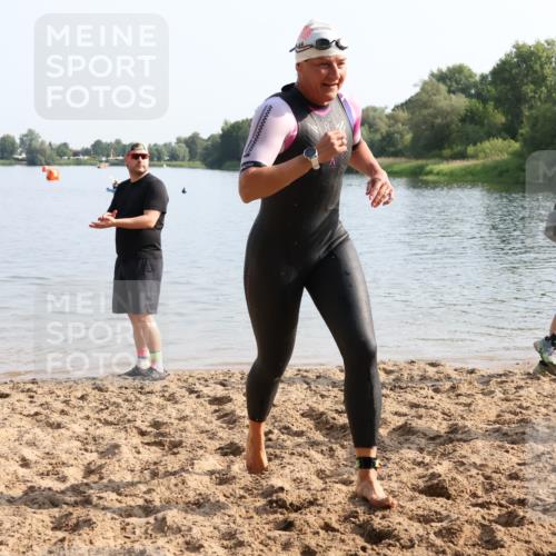 15.06.2025 - 27. Vierlanden-Triathlon Lena Gebhardt http://msf.ph/oto/8048356 15.06.2025 09:01:57 Schwimmen 196, 206, 214 meine-sportfotos.de