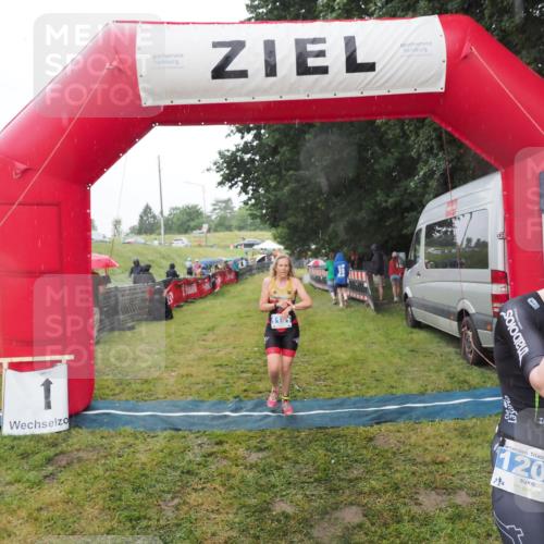 21.06.2025 - 27. Vierlanden-Triathlon MichiJ http://msf.ph/oto/8048357 15.06.2026 14:19:26 Ziel 1181, 1203 meine-sportfotos.de