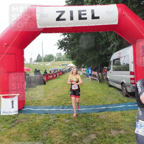 21.06.2025 - 27. Vierlanden-Triathlon MichiJ http://msf.ph/oto/8048361 15.06.2026 14:19:26 Ziel 1181, 1203 meine-sportfotos.de