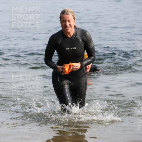 15.06.2025 - 27. Vierlanden-Triathlon Lena Gebhardt http://msf.ph/oto/8048369 15.06.2025 09:02:31 Schwimmen 200, 246 meine-sportfotos.de