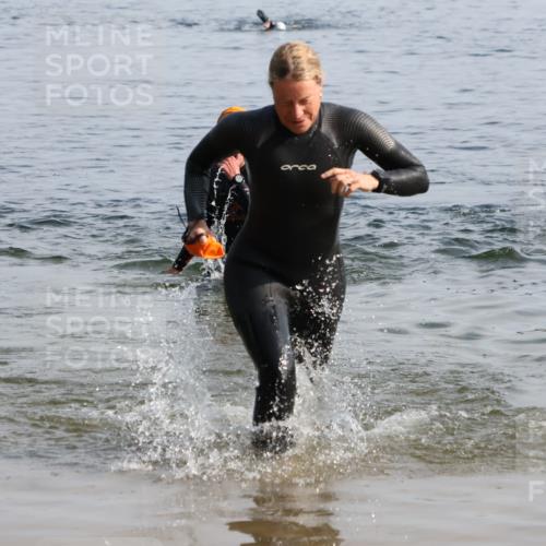 15.06.2025 - 27. Vierlanden-Triathlon Lena Gebhardt http://msf.ph/oto/8048373 15.06.2025 09:02:32 Schwimmen 200, 223, 246 meine-sportfotos.de