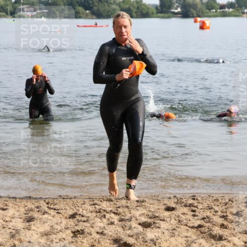 15.06.2025 - 27. Vierlanden-Triathlon Lena Gebhardt http://msf.ph/oto/8048386 15.06.2025 09:02:34 Schwimmen 200, 210, 223, 246 meine-sportfotos.de
